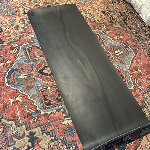 Reversible lululemon 5 mm yoga mat